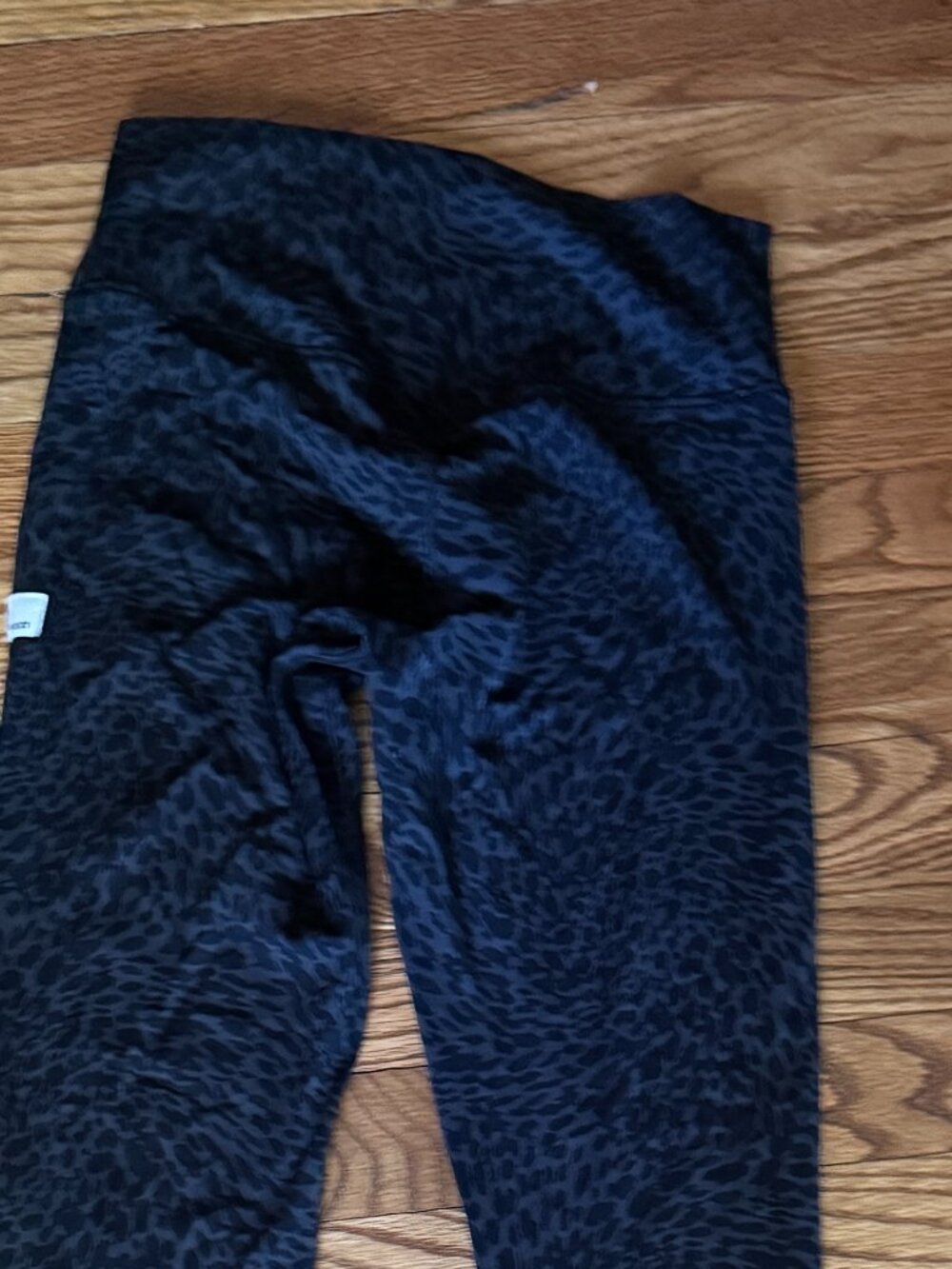 Vuori All the Feels leggings in Leopard. Size Small